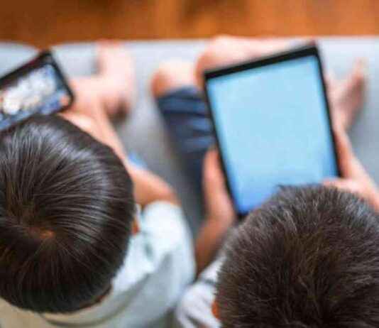 Raising Kids Screen-Free: A Collective Effort Beyond Parents raising-kids-screen-free-a-collective-effort-beyond-parents