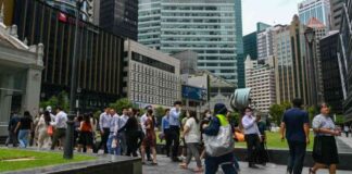 singapores-potential-benefits-from-global-trade-shifts-in-2025-analysts